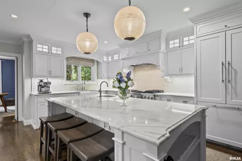Kitchen - 1957 Outer Park Dr, Springfield, IL 62704 photo 5 of 8