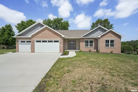 1621 Grandlake Ct, Pekin, IL 61554