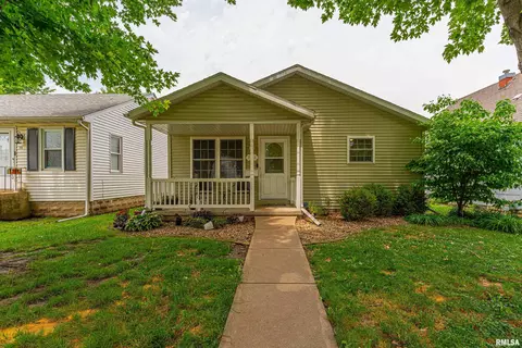 706 4th St, Lincoln, IL 62656