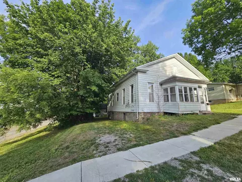 704 S 8th St, Petersburg, IL 62675