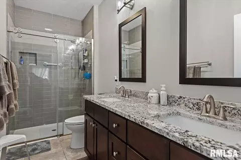 Bath - 3208 Telford Dr, Springfield, IL 62711 photo 1 of 3