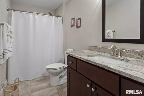 Bath - 3208 Telford Dr, Springfield, IL 62711 photo 3 of 3