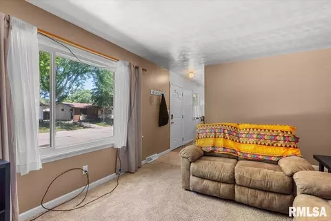 Entry Way - 1757 Fairmont Dr, Springfield, IL 62702 photo 2 of 3