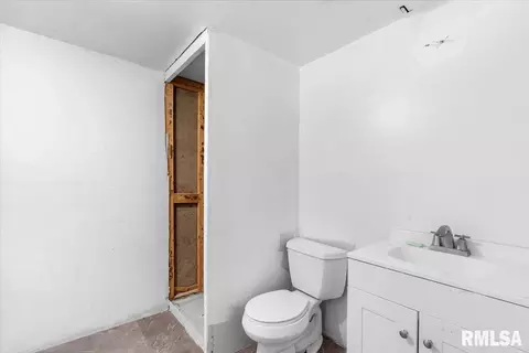 Bath - 1757 Fairmont Dr, Springfield, IL 62702 photo 1 of 1