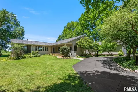 1529 Nursery Ln, Jacksonville, IL 62650