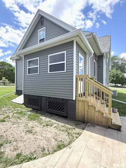 Exterior - 109 E West St, Oneida, IL 61467 photo 5 of 8