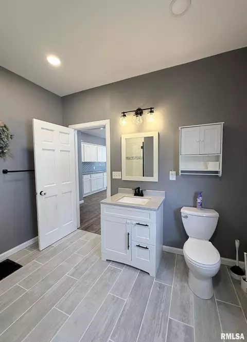 Bath - 109 E West St, Oneida, IL 61467 photo 1 of 5