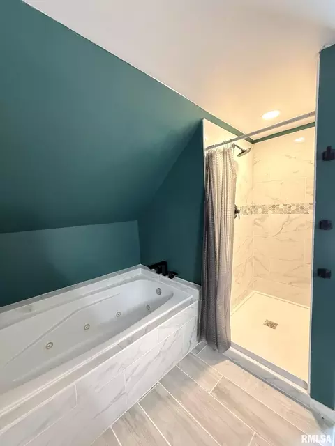 Bath - 109 E West St, Oneida, IL 61467 photo 5 of 5