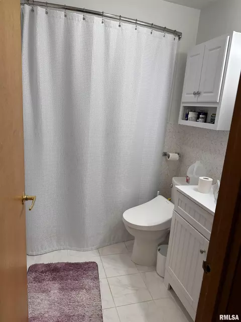 Bath - 2309 Griffiths Ave, Springfield, IL 62702 photo 1 of 3