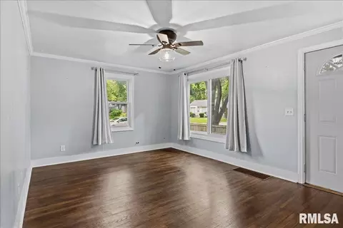 Living - 3516 Sherman St, Springfield, IL 62703 photo 2 of 4