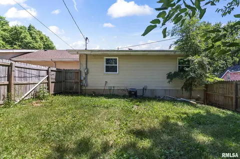 Exterior - 521 Herndon St, Springfield, IL 62702 photo 4 of 6