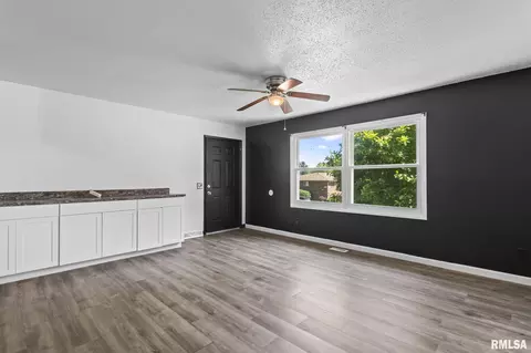 Living - 521 Herndon St, Springfield, IL 62702 photo 1 of 3