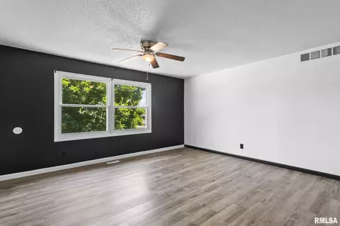 Living - 521 Herndon St, Springfield, IL 62702 photo 2 of 3