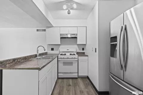 Kitchen - 521 Herndon St, Springfield, IL 62702 photo 1 of 3