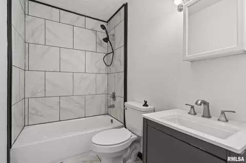 Bath - 521 Herndon St, Springfield, IL 62702 photo 1 of 2