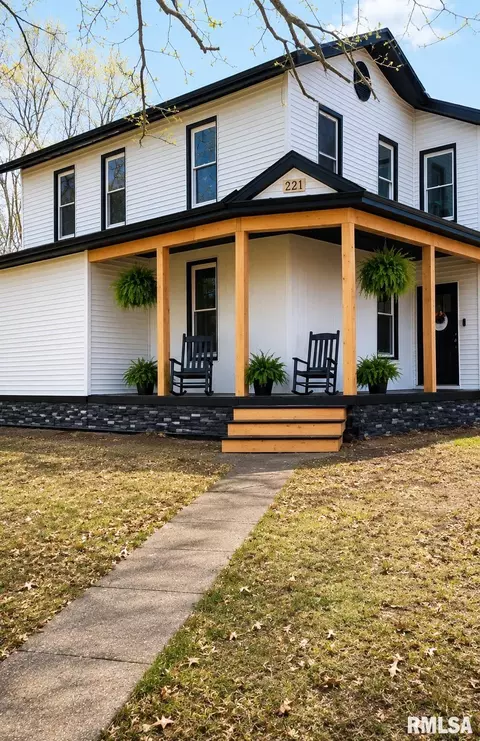 221 W Washington St, Mendon, IL 62351