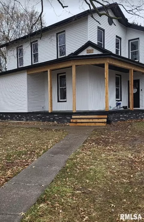221 W Washington St, Mendon, IL 62351