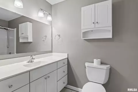 Bath - 2601 Interlacken Rd, Springfield, IL 62704 photo 2 of 3