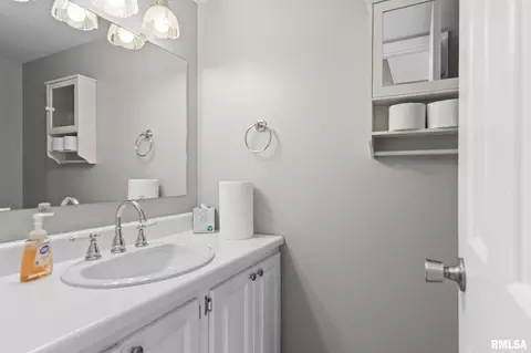 Bath - 2601 Interlacken Rd, Springfield, IL 62704 photo 3 of 3