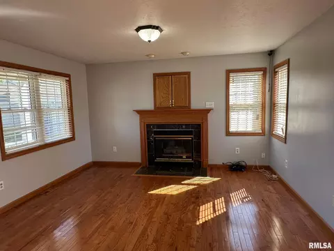 Living - 805 Knoll Pointe Pl, Springfield, IL 62703 photo 1 of 3
