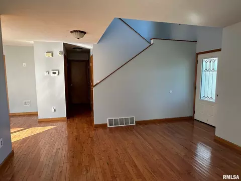 Living - 805 Knoll Pointe Pl, Springfield, IL 62703 photo 3 of 3