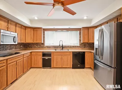 Kitchen - 9 Inverness Rd, Springfield, IL 62704 photo 2 of 2