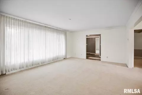 Living - 9 Inverness Rd, Springfield, IL 62704 photo 2 of 5