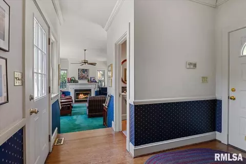Entry Way - 1525 S Wiggins Ave, Springfield, IL 62704 photo 3 of 4
