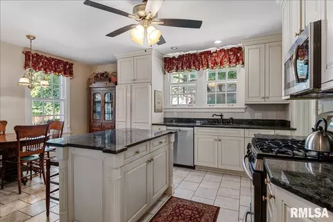 Kitchen - 1525 S Wiggins Ave, Springfield, IL 62704 photo 1 of 4