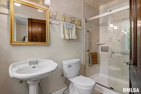 Bath - 1525 S Wiggins Ave, Springfield, IL 62704 photo 2 of 2