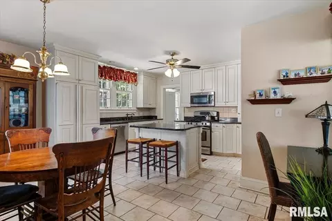 Kitchen - 1525 S Wiggins Ave, Springfield, IL 62704 photo 4 of 4
