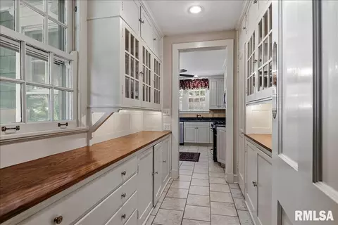 Entry Way - 1525 S Wiggins Ave, Springfield, IL 62704 photo 2 of 4