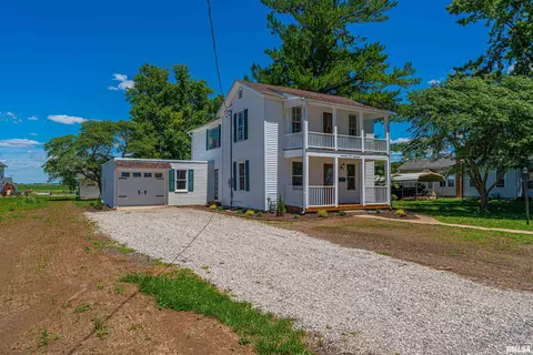 209 W Logan St, Hartsburg, IL 62643