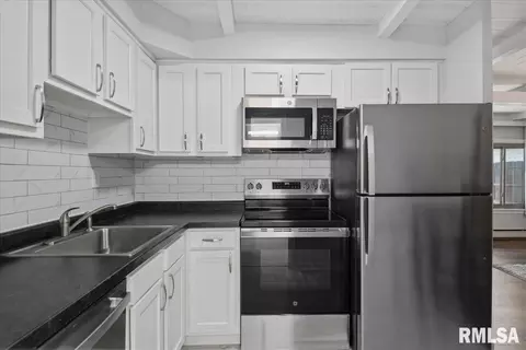 Kitchen - 6600 S 6th St, Springfield, IL 62712 photo 2 of 2