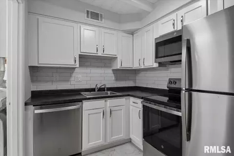 Kitchen - 6600 S 6th St, Springfield, IL 62712 photo 1 of 2