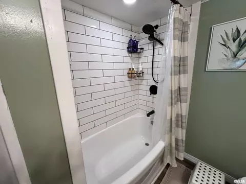 Bath - 307 Bittersweet St, Payson, IL 62360 photo 2 of 2