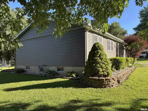 Exterior - 307 Bittersweet St, Payson, IL 62360 photo 6 of 9