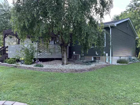 Exterior - 307 Bittersweet St, Payson, IL 62360 photo 3 of 9