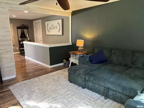 Entry Way - 307 Bittersweet St, Payson, IL 62360 photo 2 of 3