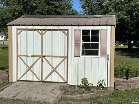 Exterior - 307 Bittersweet St, Payson, IL 62360 photo 5 of 9