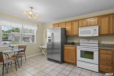 Kitchen - 2908 Ocala Ln, Springfield, IL 62702 photo 2 of 3