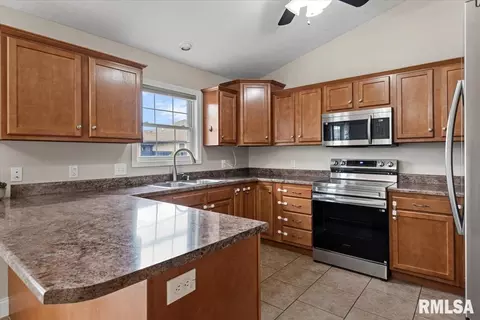 Kitchen - 2907 Cindy Ln, Springfield, IL 62711 photo 2 of 2