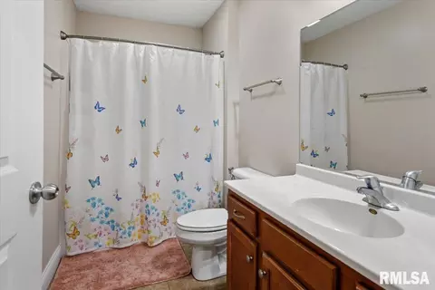 Bath - 2907 Cindy Ln, Springfield, IL 62711 photo 2 of 3