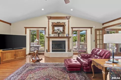 Living - 4755 W Washington St, Springfield, IL 62711 photo 5 of 6
