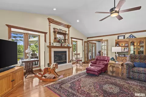 Living - 4755 W Washington St, Springfield, IL 62711 photo 3 of 6