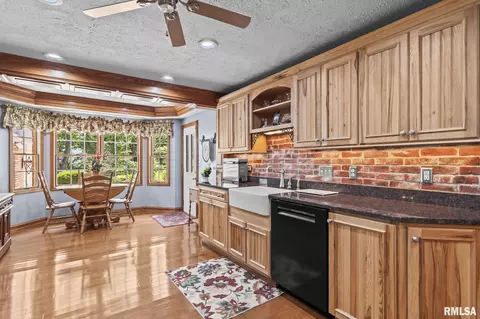 Kitchen - 4755 W Washington St, Springfield, IL 62711 photo 3 of 4