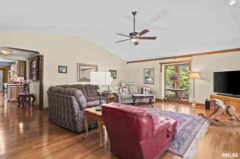 Living - 4755 W Washington St, Springfield, IL 62711 photo 4 of 6