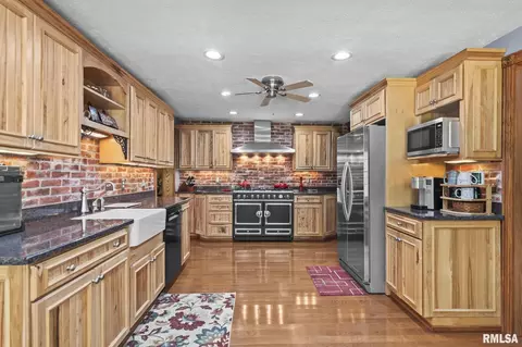 Kitchen - 4755 W Washington St, Springfield, IL 62711 photo 2 of 4