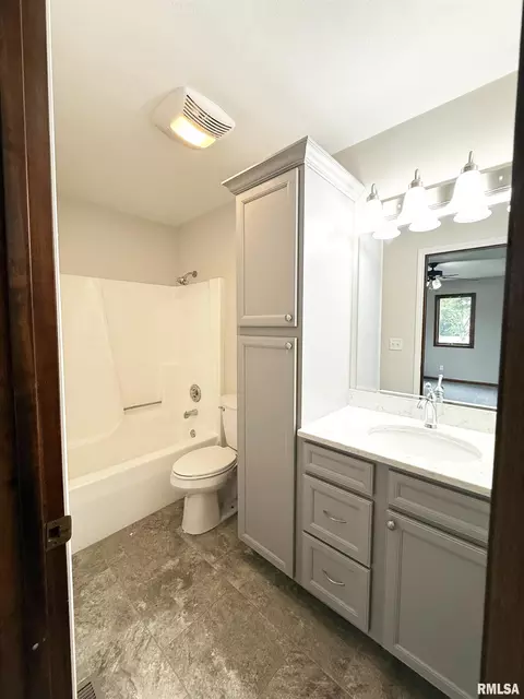 Bath - 1908 Bayview Ct, Springfield, IL 62704 photo 2 of 2