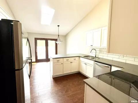 Kitchen - 1908 Bayview Ct, Springfield, IL 62704 photo 4 of 6
